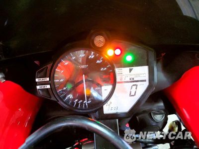 Zdjęcie 7 z 10 samochodu: 2013 YAMAHA YZFR1 VIN:JYARN23E7DA014971 - miniatura
