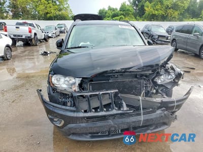 Piąte zdjęcie samochodu w środku: 2017 JEEP COMPASS LATITUDE VIN:1C4NJCEB4HD163088 - miniatura