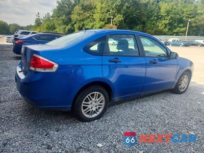 Trzecie zdjęcie samochodu z tyłu: 2010 FORD FOCUS SE VIN:1FAHP3FN1AW201106 - miniatura