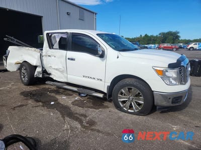 Czwarte zdjęcie samochodu z boku: 2018 NISSAN TITAN SV VIN:1N6AA1E60JN533763 - miniatura