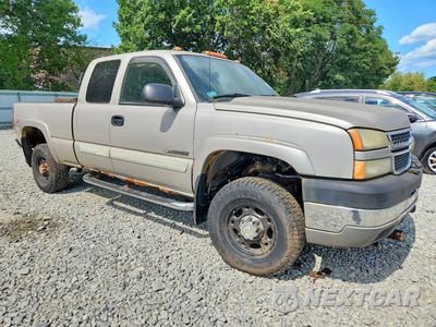 Czwarte zdjęcie samochodu z boku: 2005 CHEVROLET SILVERADO K2500 HEAVY DUTY VIN:1GCHK29U15E105512 - miniatura