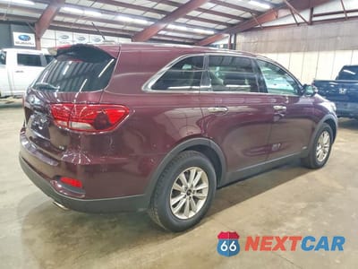 Trzecie zdjęcie samochodu z tyłu: 2019 KIA SORENTO LX V6 VIN:5XYPGDA51KG480655 - miniatura