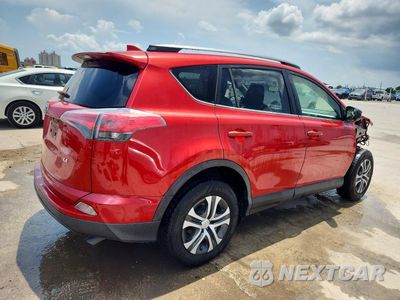 Trzecie zdjęcie samochodu z tyłu: 2017 TOYOTA RAV4 LE VIN:JTMZFREV6HJ134922 - miniatura