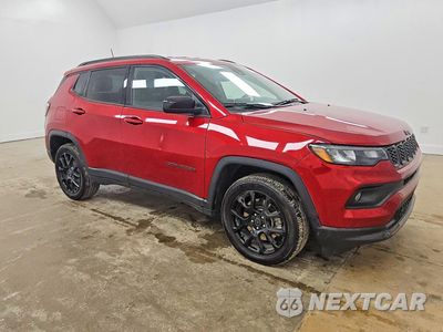Czwarte zdjęcie samochodu z boku: 2026 JEEP COMPASS LATITUDE VIN:3C4NJDBN5TT161390 - miniatura