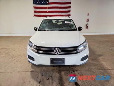 Piąte zdjęcie samochodu w środku: 2017 VOLKSWAGEN TIGUAN S VIN:WVGBV7AXXHW513338 - miniatura