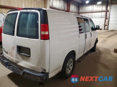 Trzecie zdjęcie samochodu z tyłu: 2011 CHEVROLET EXPRESS G1500 VIN:1GCSHAF40B1134117 - miniatura