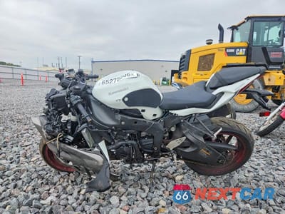 Trzecie zdjęcie samochodu z tyłu: 2025 KAWASAKI ZX636 K VIN:JKBZXJJ19SA022369 - miniatura