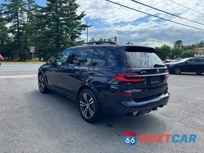 Czwarte zdjęcie samochodu z boku: 2024 BMW X7 XDRIVE40I VIN:5UX23EM04R9U41824 - miniatura