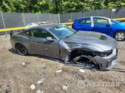 Czwarte zdjęcie samochodu z boku: 2025 FORD MUSTANG GT VIN:1FA6P8CF4S5412969 - miniatura