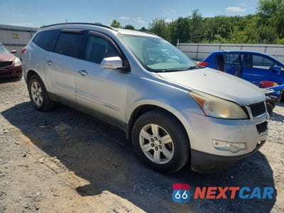 Czwarte zdjęcie samochodu z boku: 2010 CHEVROLET TRAVERSE LT VIN:1GNLVFED4AS102573 - miniatura