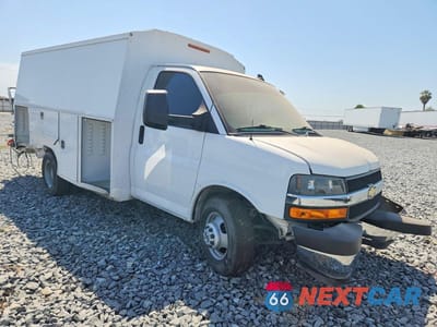Czwarte zdjęcie samochodu z boku: 2021 CHEVROLET EXPRESS G3500 VIN:1GB3GRF7XM1214953 - miniatura