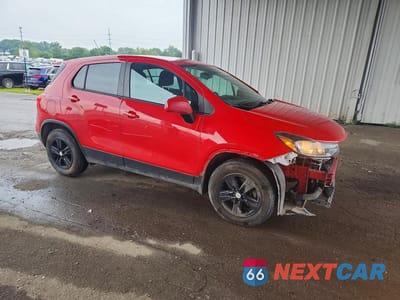 Czwarte zdjęcie samochodu z boku: 2020 CHEVROLET TRAX LS VIN:KL7CJKSB8LB350700 - miniatura