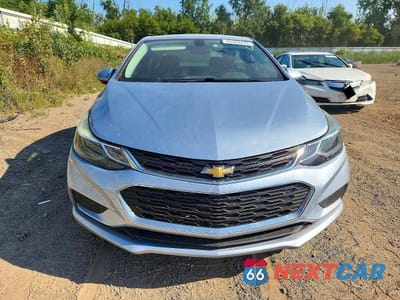 Piąte zdjęcie samochodu w środku: 2018 CHEVROLET CRUZE LT VIN:1G1BE5SM2J7113344 - miniatura