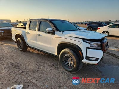 Czwarte zdjęcie samochodu z boku: 2025 NISSAN FRONTIER PRO-X VIN:1N6ED1EJ6SN601160 - miniatura