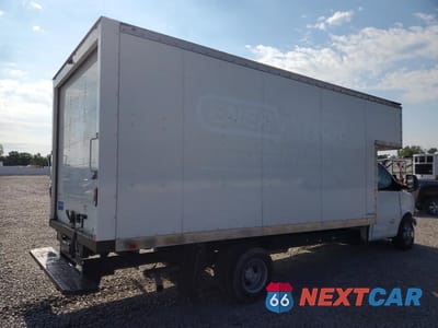 Trzecie zdjęcie samochodu z tyłu: 2025 CHEVROLET EXPRESS CUTAWAY DELIVERY TRUCK VIN:1HA6GVF7XSN005389 - miniatura