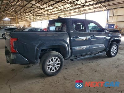 Trzecie zdjęcie samochodu z tyłu: 2025 TOYOTA TACOMA SR5 VIN:3TMKB5FN6SM051344 - miniatura