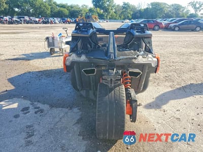 Czwarte zdjęcie samochodu z boku: 2017 POLARIS SLINGSHOT SLR VIN:57XAARFA1H8120884 - miniatura