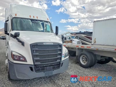 Czwarte zdjęcie samochodu z boku: 2022 FREIGHTLINER CASCADIA 126 SEMI TRUCK VIN:3AKJHHDR9NSNN7349 - miniatura