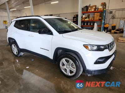 Czwarte zdjęcie samochodu z boku: 2023 JEEP COMPASS LATITUDE VIN:3C4NJDBN0PT544045 - miniatura