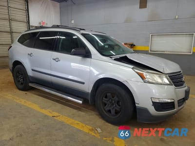 Czwarte zdjęcie samochodu z boku: 2017 CHEVROLET TRAVERSE LS VIN:1GNKVFKD1HJ267996 - miniatura