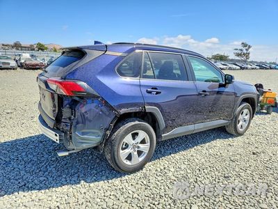 Trzecie zdjęcie samochodu z tyłu: 2021 TOYOTA RAV4 XLE VIN:2T3W1RFV7MW126128 - miniatura