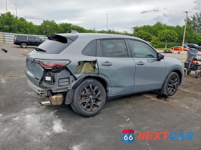 Trzecie zdjęcie samochodu z tyłu: 2025 HONDA HR-V SPORT VIN:3CZRZ1H58SM703990 - miniatura