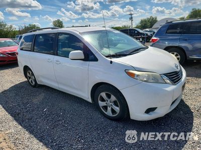 Czwarte zdjęcie samochodu z boku: 2014 TOYOTA SIENNA LE VIN:5TDKK3DC1ES474102 - miniatura
