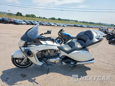 Trzecie zdjęcie samochodu z tyłu: 2014 VICTORY MOTORCYCLES VISION TOUR VIN:5VPSW36N0E3035110 - miniatura