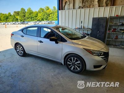 Czwarte zdjęcie samochodu z boku: 2025 NISSAN VERSA S VIN:3N1CN8DV0SL855650 - miniatura