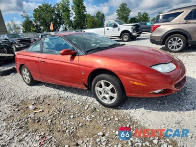 Czwarte zdjęcie samochodu z boku: 2002 SATURN SC2 VIN:1G8ZY12732Z242452 - miniatura