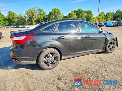 Trzecie zdjęcie samochodu z tyłu: 2014 FORD FOCUS SE VIN:1FADP3F24EL460040 - miniatura