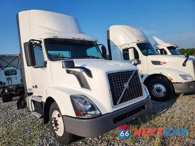 Czwarte zdjęcie samochodu z boku: 2017 VOLVO VNL SEMI TRUCK VIN:4V4N39TGXHN977448 - miniatura