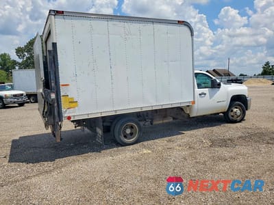 Trzecie zdjęcie samochodu z tyłu: 2008 CHEVROLET SILVERADO BOX TRUCK VIN:1GBJC34KX8E143694 - miniatura
