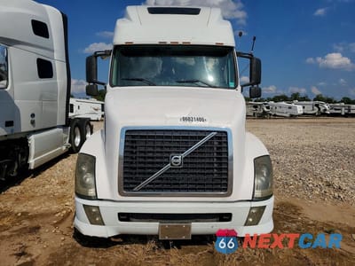 Piąte zdjęcie samochodu w środku: 2004 VOLVO VNL SEMI TRUCK VIN:4V4NC9GHX4N357051 - miniatura