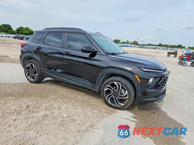Czwarte zdjęcie samochodu z boku: 2025 CHEVROLET TRAILBLAZER RS VIN:KL79MTSL8SB099711 - miniatura