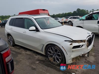 Czwarte zdjęcie samochodu z boku: 2024 BMW X7 XDRIVE40I VIN:5UX23EM01R9U66583 - miniatura