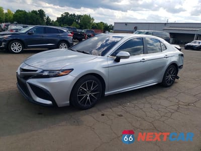 2024 TOYOTA CAMRY SE 4T1G11BK2RU130010 - główne zdjęcie licytacji z USA - miniatura