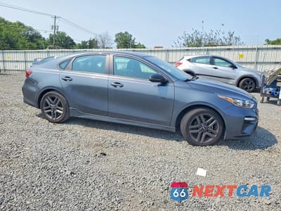 Czwarte zdjęcie samochodu z boku: 2021 KIA FORTE GT LINE VIN:3KPF34AD1ME400267 - miniatura