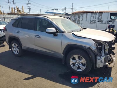 Czwarte zdjęcie samochodu z boku: 2020 TOYOTA RAV4 XLE VIN:JTMW1RFV5LJ020726 - miniatura