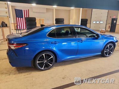 Trzecie zdjęcie samochodu z tyłu: 2018 TOYOTA CAMRY XSE VIN:4T1B61HK9JU010549 - miniatura