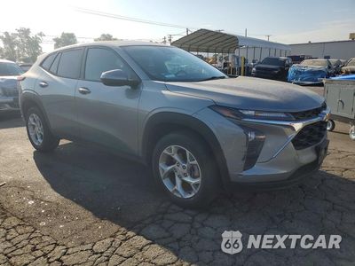Czwarte zdjęcie samochodu z boku: 2024 CHEVROLET TRAX LS VIN:KL77LFE23RC078882 - miniatura