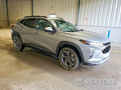 Czwarte zdjęcie samochodu z boku: 2025 CHEVROLET TRAX 1LT VIN:KL77LHEP7SC292996 - miniatura