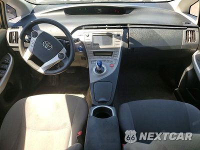 Zdjęcie 8 z 12 samochodu: 2013 TOYOTA PRIUS THREE VIN:JTDKN3DUXD5579886 - miniatura