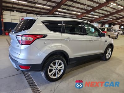 Trzecie zdjęcie samochodu z tyłu: 2018 FORD ESCAPE SE VIN:1FMCU0GD1JUB61845 - miniatura