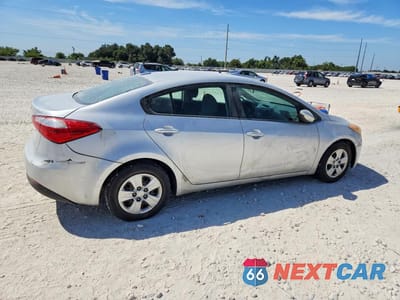 Trzecie zdjęcie samochodu z tyłu: 2016 KIA FORTE LX VIN:KNAFK4A60G5610571 - miniatura