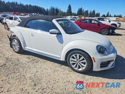 Czwarte zdjęcie samochodu z boku: 2017 VOLKSWAGEN BEETLE S/SE VIN:3VW517AT6HM821467 - miniatura