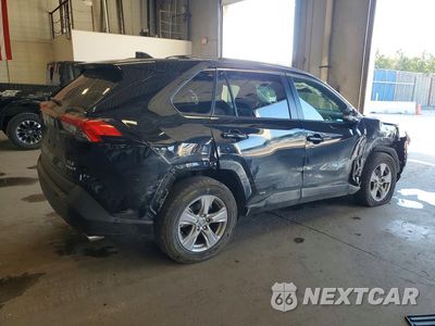 Trzecie zdjęcie samochodu z tyłu: 2024 TOYOTA RAV4 HYBRID XLE VIN:JTMRWRFV9RJ061660 - miniatura