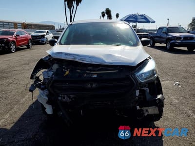 Piąte zdjęcie samochodu w środku: 2017 FORD ESCAPE S VIN:1FMCU0F75HUC95831 - miniatura
