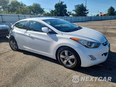 Czwarte zdjęcie samochodu z boku: 2013 HYUNDAI ELANTRA GLS VIN:5NPDH4AE9DH453375 - miniatura