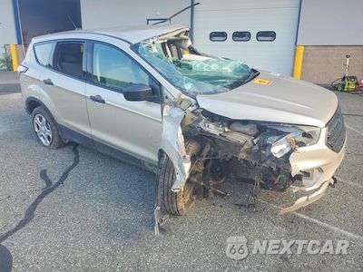 Czwarte zdjęcie samochodu z boku: 2018 FORD ESCAPE S VIN:1FMCU0F78JUA36658 - miniatura